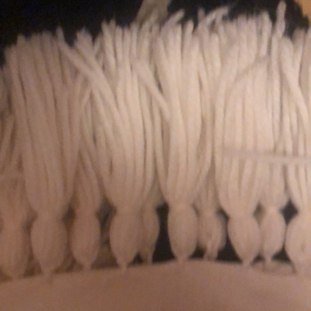 Beautiful vintage shawl with giant tassels. - Picture 6 of 8